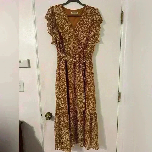 Beautiful long, flowy dress. SIZE L(D-309) - Picture 1 of 7